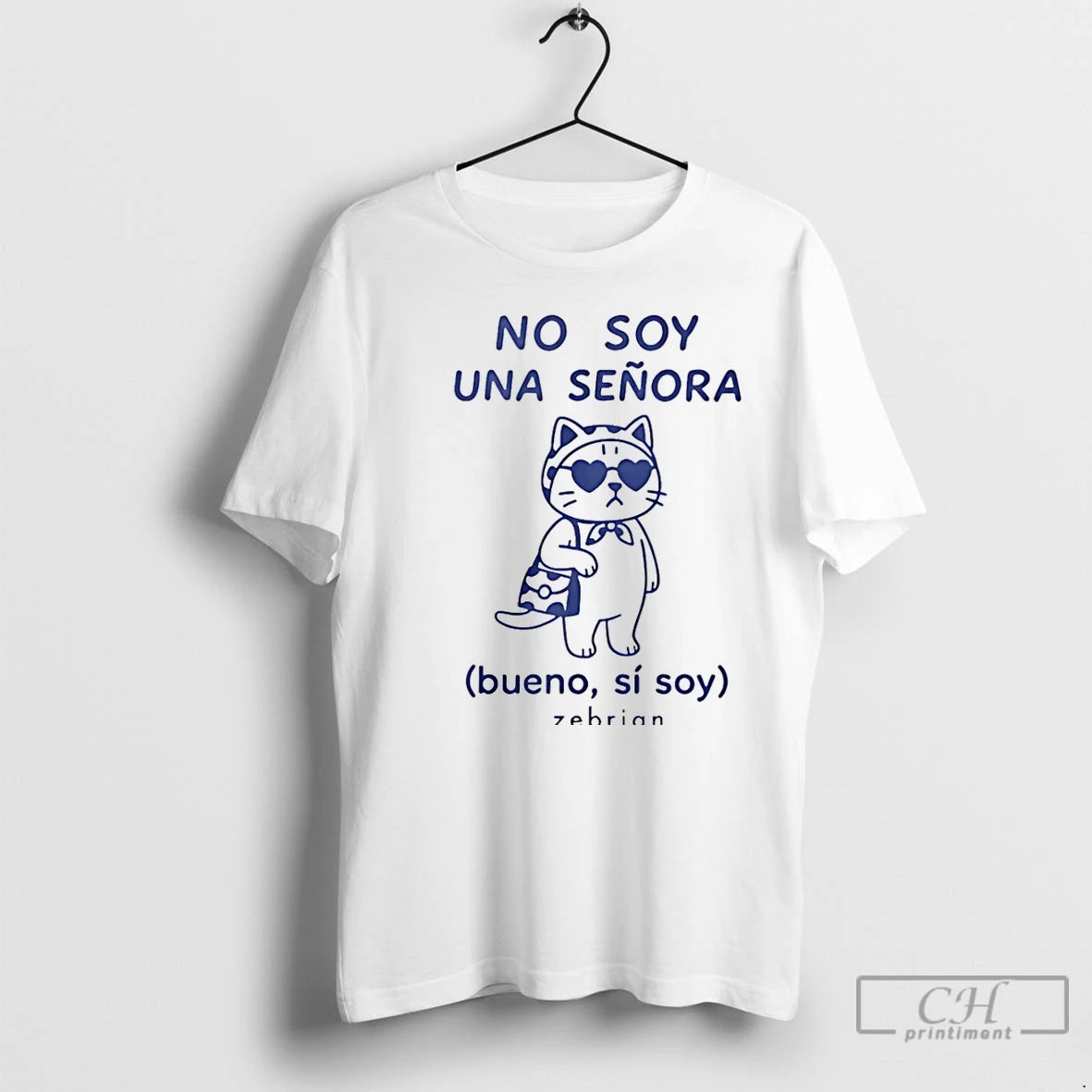 Classic Cat No Soy Una Senora Bueno Si Soy Zebrian Christmas T-Shirts, Hoodie, Sweatshirt | TeeBloomCo.com