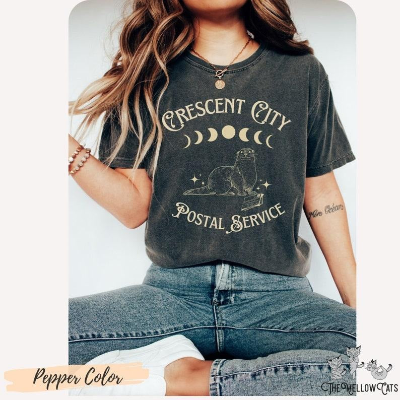 Crescent City Postal Service  T-Shirt, OFFIZIELL LIZENZ Sarah J. Maas SJM Merch House of Earth and Blood Shirt Ruhn...
