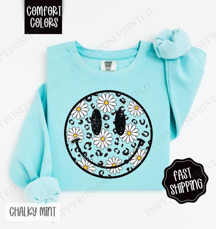 Daisy Floral Happy Face Shirt Comfort Colors Sweatshirt, Summer Pullover, Oversized Women's Sweater Hoodie | TeeBloomCo.com