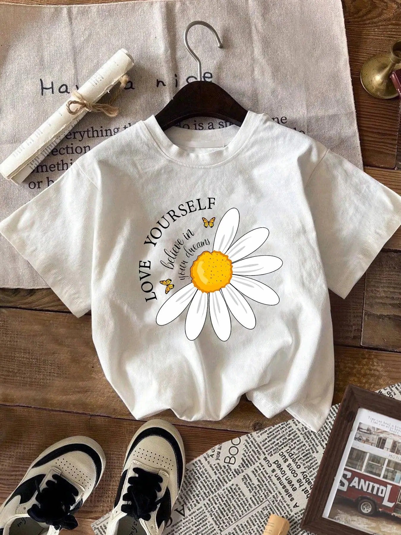 Women's Daisy & Letter Print Round Neck Tee, Fashion Casual Crew Neck T-shirt for Daily Holiday Vacation Outdoor Wear,...