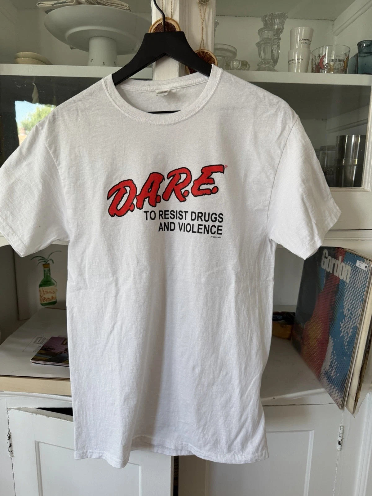 D.A.R.E. Men's T-Shirt Medium White DARE Tee Resist Drugs and Alcohol Retro Y2K