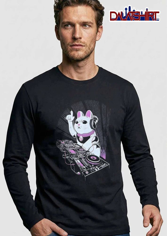 Lucky cat wearing headphones djing shirt