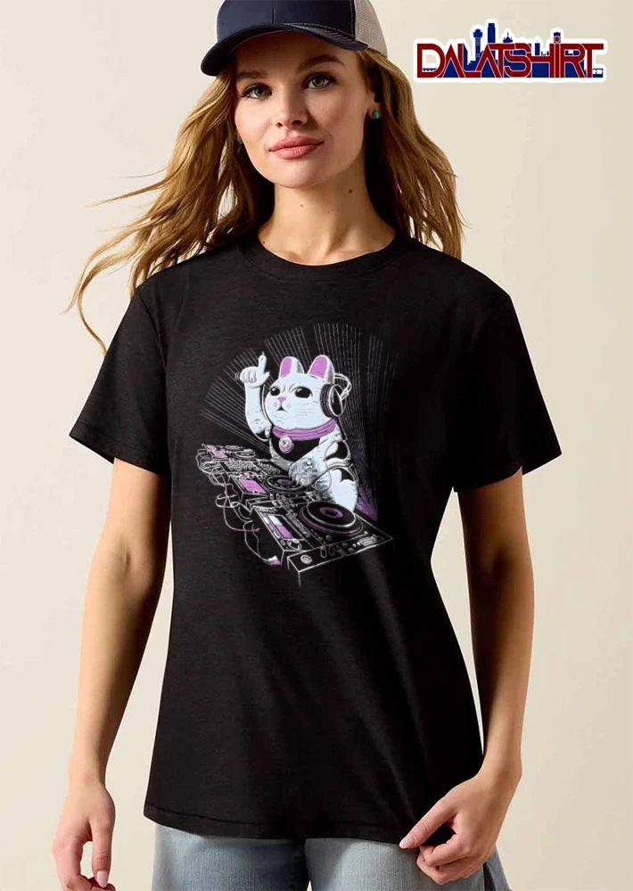 Lucky cat wearing headphones djing shirt